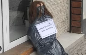 Polémica en barrio Sur por un maniquí que desató enojo: ¿estrategia publicitaria o acto violento?