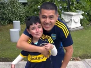 Riquelme conmovió a un niño bostero que enfrenta una grave enfermedad 💙💛