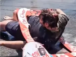 Tucumano celebra su título de médico 👨‍⚕️🎓… ¡descalzo y con golpe viral! 🤕